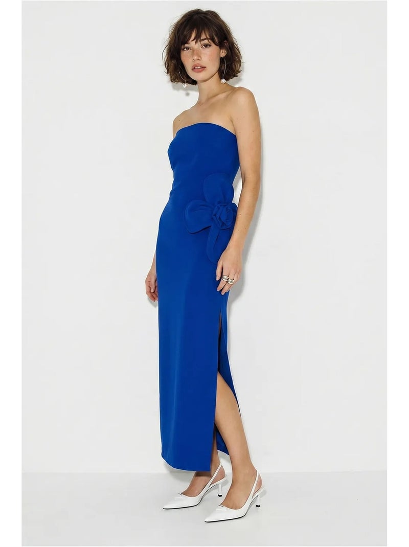 Vestido comprido sem alças com detalhe de racha e acessório de flores lucci Azul-cobalto - Kiabi