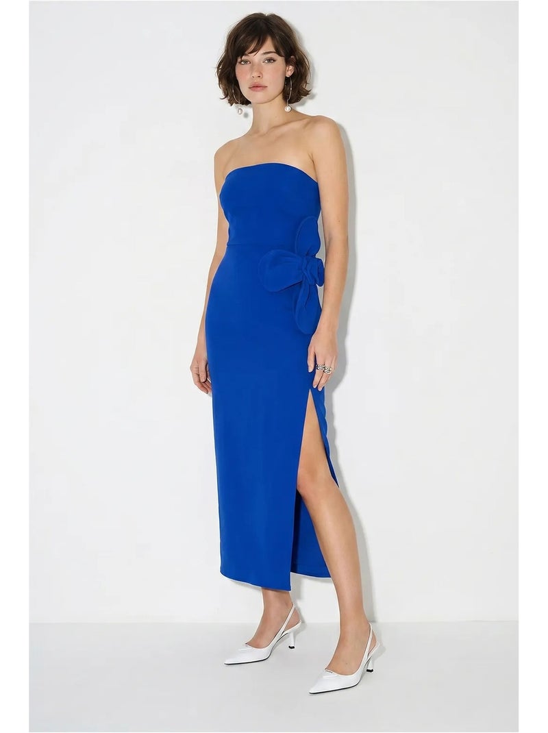 Vestido comprido sem alças com detalhe de racha e acessório de flores lucci Azul-cobalto - Kiabi