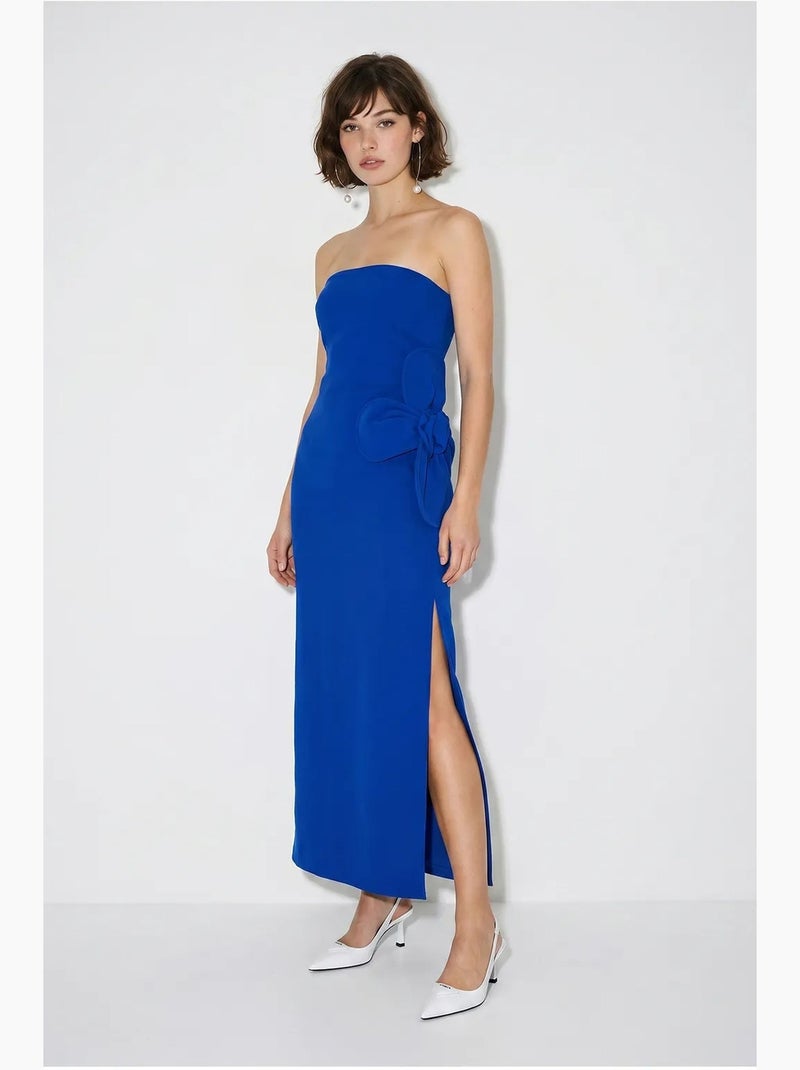 Vestido comprido sem alças com detalhe de racha e acessório de flores lucci Azul-cobalto - Kiabi