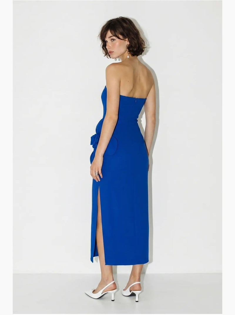 Vestido comprido sem alças com detalhe de racha e acessório de flores lucci Azul-cobalto - Kiabi