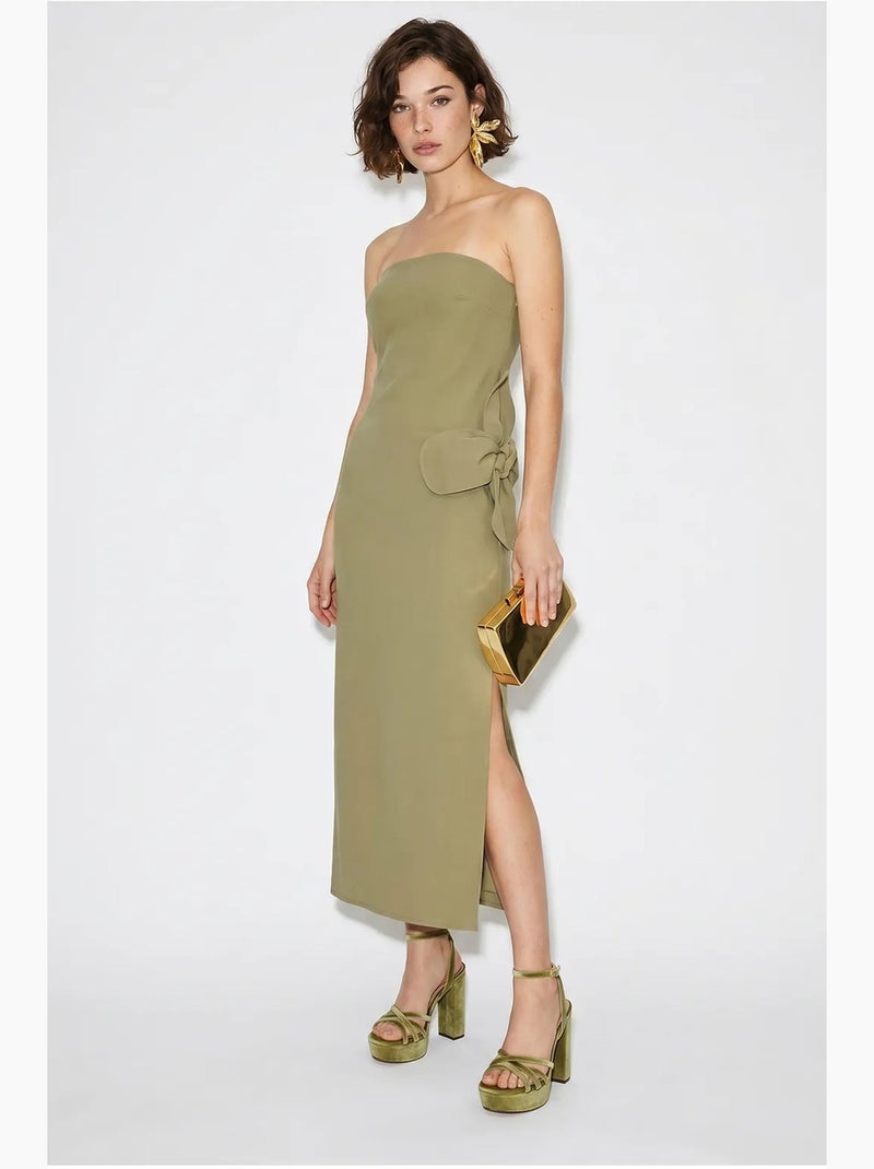 Vestido comprido sem alças com detalhe de racha e acessório de flores lucci Cáqui - Kiabi
