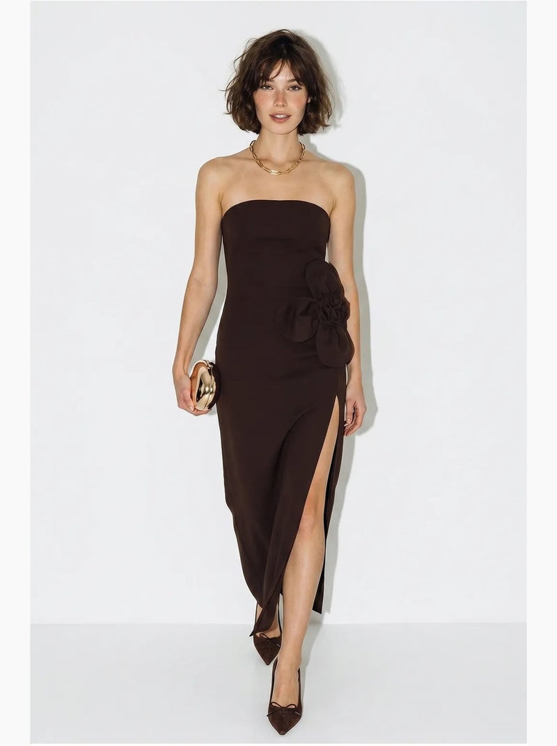 Vestido comprido sem alças com detalhe de racha e acessório de flores lucci Castanho-chocolate - Kiabi