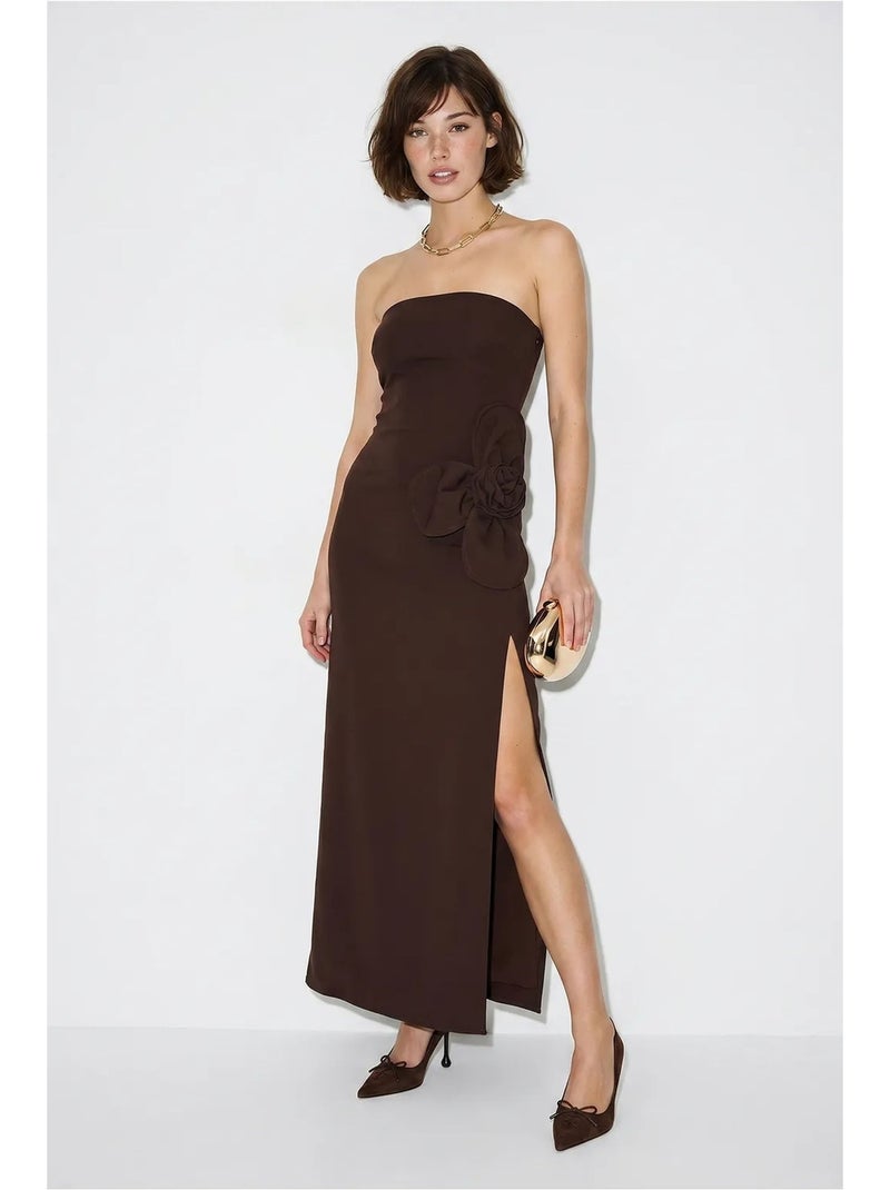 Vestido comprido sem alças com detalhe de racha e acessório de flores lucci Castanho-chocolate - Kiabi