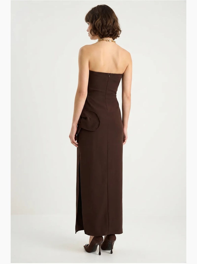 Vestido comprido sem alças com detalhe de racha e acessório de flores lucci Castanho-chocolate - Kiabi