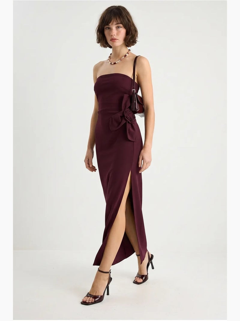 Vestido comprido sem alças com detalhe de racha e acessório de flores lucci Vermelho bordô - Kiabi
