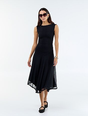 Vestido comprido sem mangas com bainha assimétrica