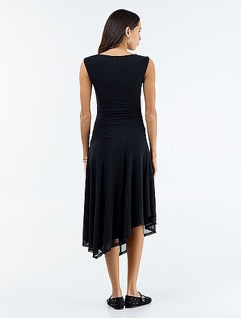 Vestido comprido sem mangas com bainha assimétrica