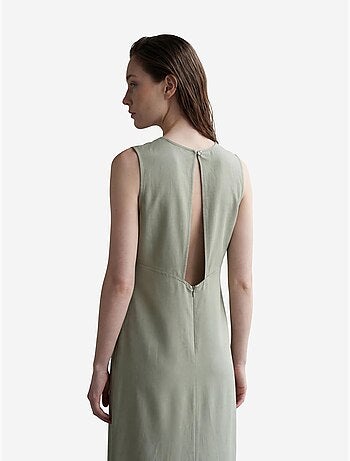 Vestido comprido sem mangas com gola em u e recorte. My fashion