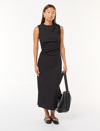 Vestido comprido texturizado com cava americana