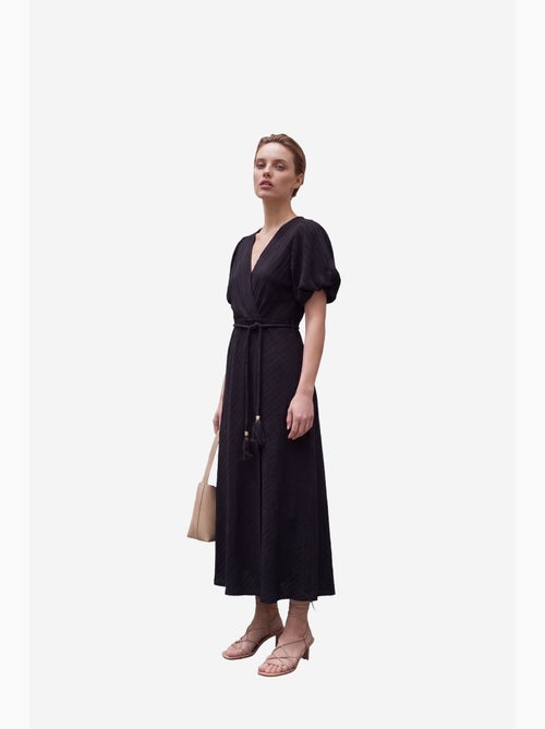 Vestido comprido transpassado com decote em v e cinto my fashion - Kiabi Vestido comprido transpassado com decote em v e cinto my fashion - Kiabi