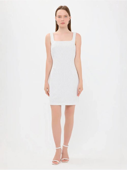 Vestido curto às riscas com decote quadrado e sem mangas - Kiabi Vestido curto às riscas com decote quadrado e sem mangas - Kiabi