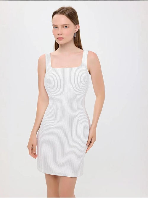 Vestido curto às riscas com decote quadrado e sem mangas - Kiabi Vestido curto às riscas com decote quadrado e sem mangas - Kiabi