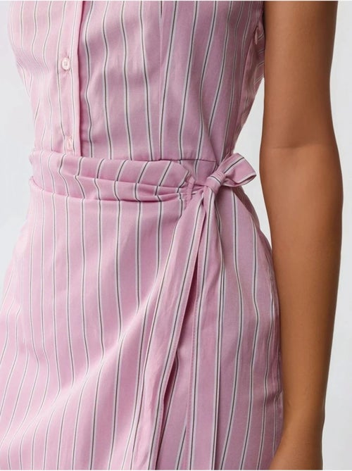 Vestido curto às riscas com gola de camisa hiccup - Kiabi Vestido curto às riscas com gola de camisa hiccup - Kiabi