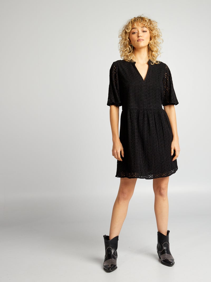 Vestido curto cintado com bordado inglês Preto - Kiabi