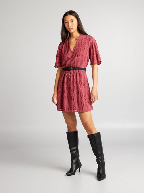 Vestido curto cintado com bordado inglês - Kiabi