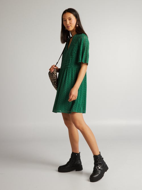 Vestido curto cintado com bordado inglês - Kiabi