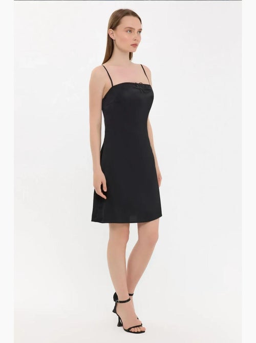 Vestido curto com alças finas e atilhos à frente hiccup - Kiabi