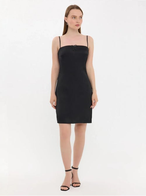 Vestido curto com alças finas e atilhos à frente - Kiabi Vestido curto com alças finas e atilhos à frente - Kiabi
