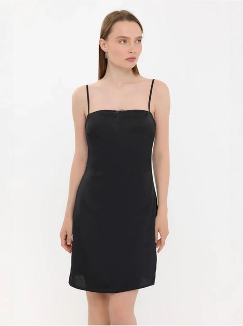 Vestido curto com alças finas e atilhos à frente - Kiabi Vestido curto com alças finas e atilhos à frente - Kiabi