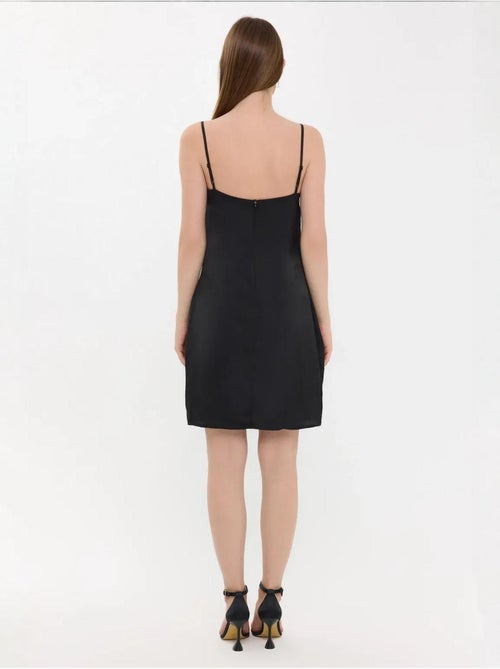 Vestido curto com alças finas e atilhos à frente - Kiabi Vestido curto com alças finas e atilhos à frente - Kiabi