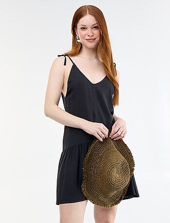 Vestido curto com alças finas e base com folhos