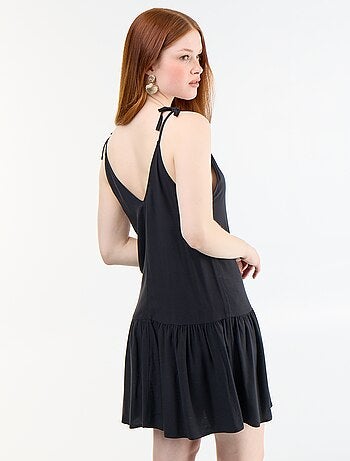 Vestido curto com alças finas e base com folhos