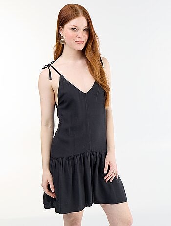 Vestido curto com alças finas e base com folhos