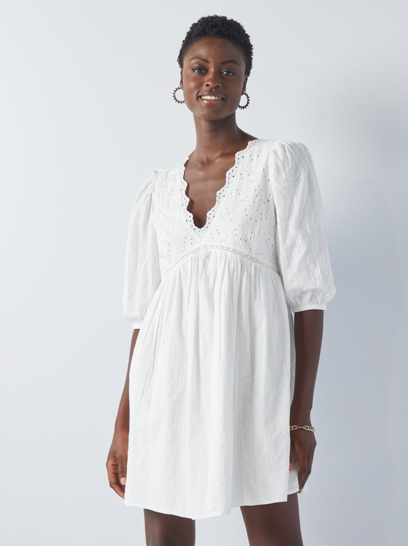 Vestido curto com bordado inglês BEGE - Kiabi