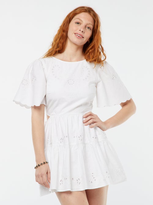 Vestido curto com bordado inglês - Kiabi