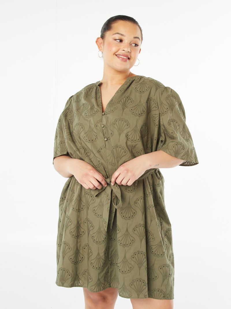 Vestido curto com bordado inglês Caqui - Kiabi