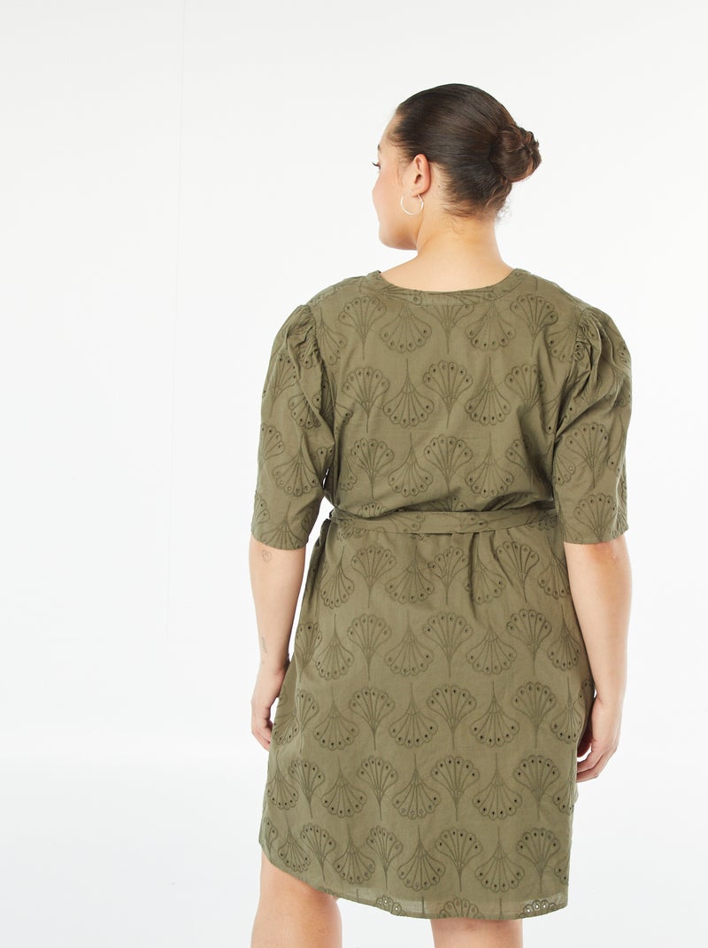 Vestido curto com bordado inglês Caqui - Kiabi