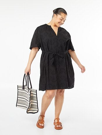 Vestido curto com bordado inglês