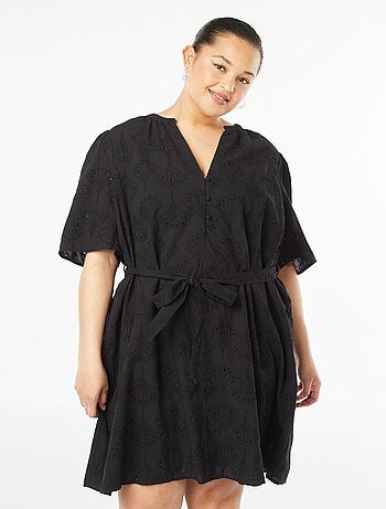 Vestido curto com bordado inglês
