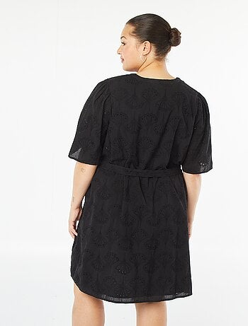 Vestido curto com bordado inglês