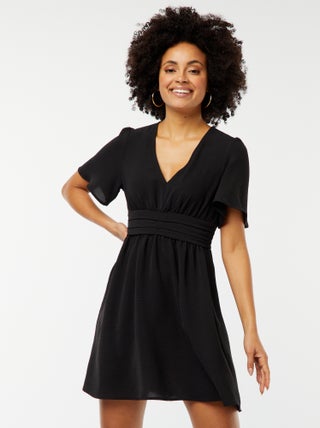 Vestido curto com cinto plissado em Georgette