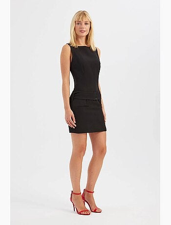 Vestido curto com decote em bico e detalhe de cinto hiccup