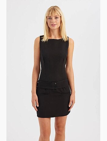 Vestido curto com decote em bico e detalhe de cinto hiccup