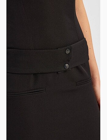 Vestido curto com decote em bico e detalhe de cinto hiccup