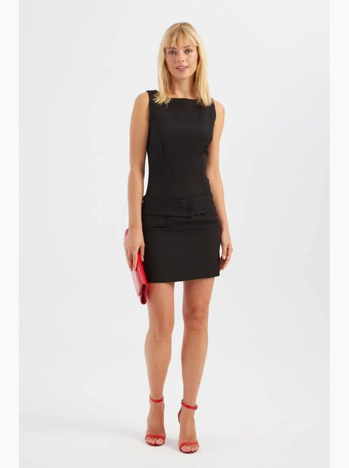 Vestido curto com decote em bico e detalhe de cinto hiccup - Kiabi