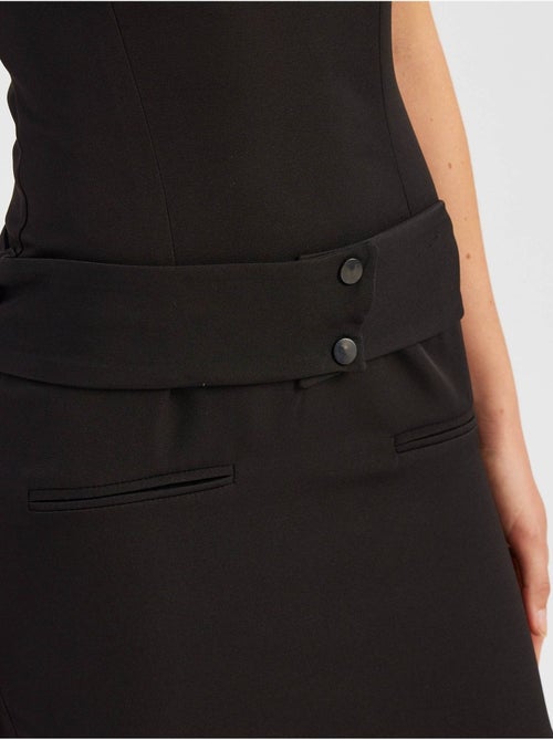 Vestido curto com decote em bico e detalhe de cinto - Kiabi Vestido curto com decote em bico e detalhe de cinto - Kiabi