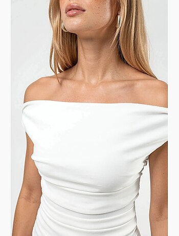 Vestido curto com decote em bico e ombros à mostra hiccup
