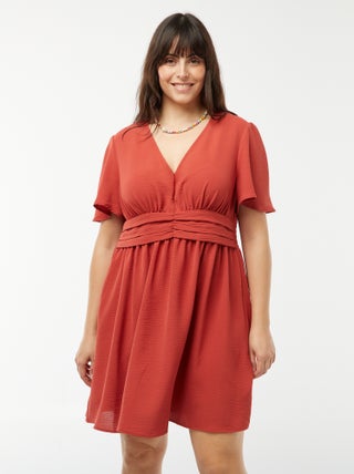 Vestido curto com decote em V e mangas em forma de borboleta