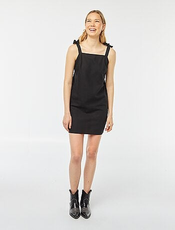Vestido curto com decote quadrado e alças para atar