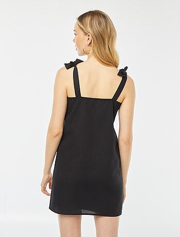 Vestido curto com decote quadrado e alças para atar