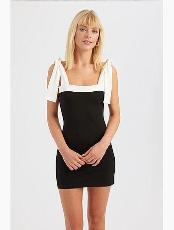 Vestido curto com decote quadrado e detalhe de gravata em cores sólidas hiccup