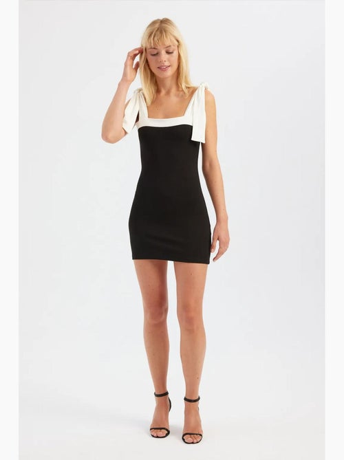 Vestido curto com decote quadrado e detalhe de gravata em cores sólidas hiccup - Kiabi Vestido curto com decote quadrado e detalhe de gravata em cores sólidas hiccup - Kiabi