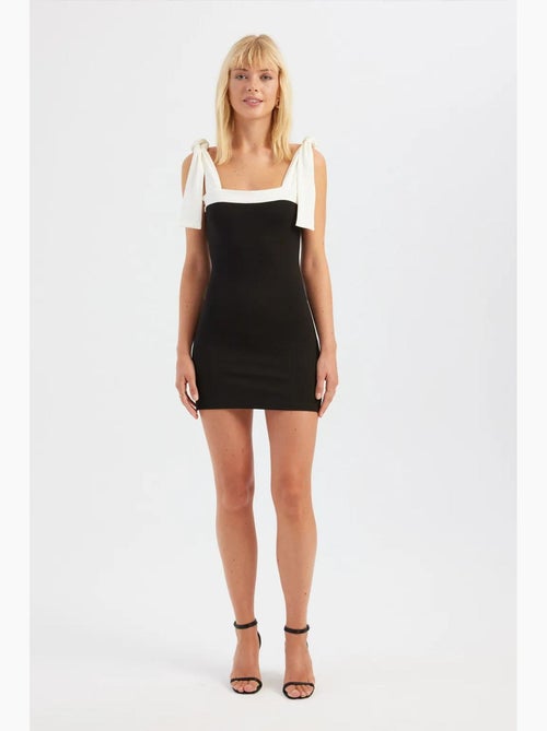 Vestido curto com decote quadrado e detalhe de gravata em cores sólidas hiccup - Kiabi Vestido curto com decote quadrado e detalhe de gravata em cores sólidas hiccup - Kiabi