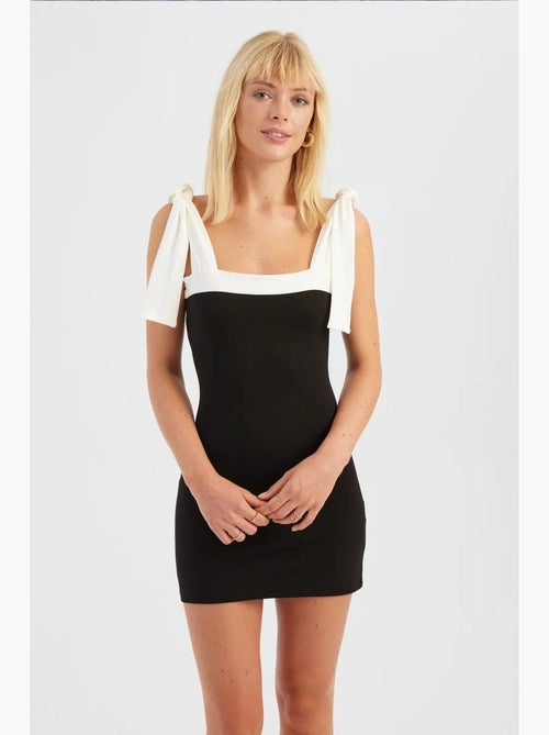 Vestido curto com decote quadrado e detalhe de gravata em cores sólidas hiccup - Kiabi Vestido curto com decote quadrado e detalhe de gravata em cores sólidas hiccup - Kiabi