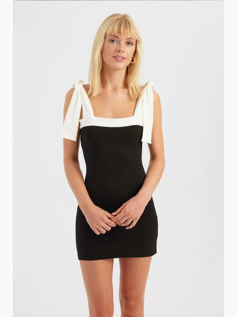 Vestido curto com decote quadrado e detalhe de gravata em cores sólidas hiccup Preto - Kiabi