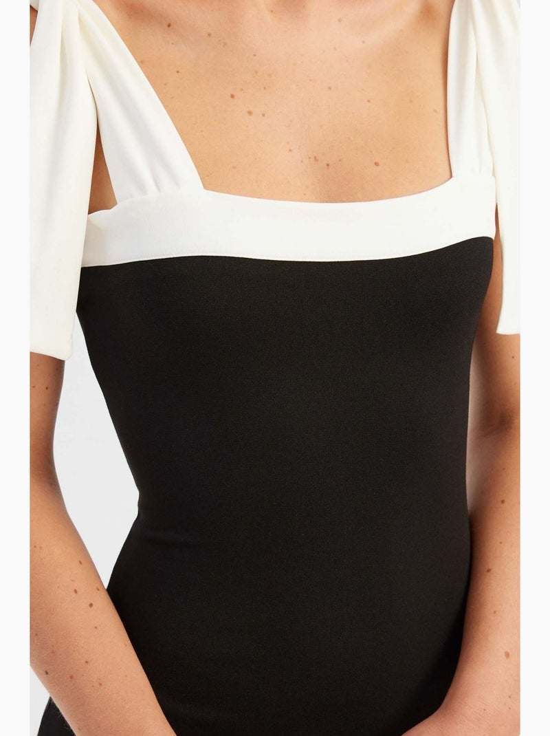 Vestido curto com decote quadrado e detalhe de gravata em cores sólidas hiccup Preto - Kiabi